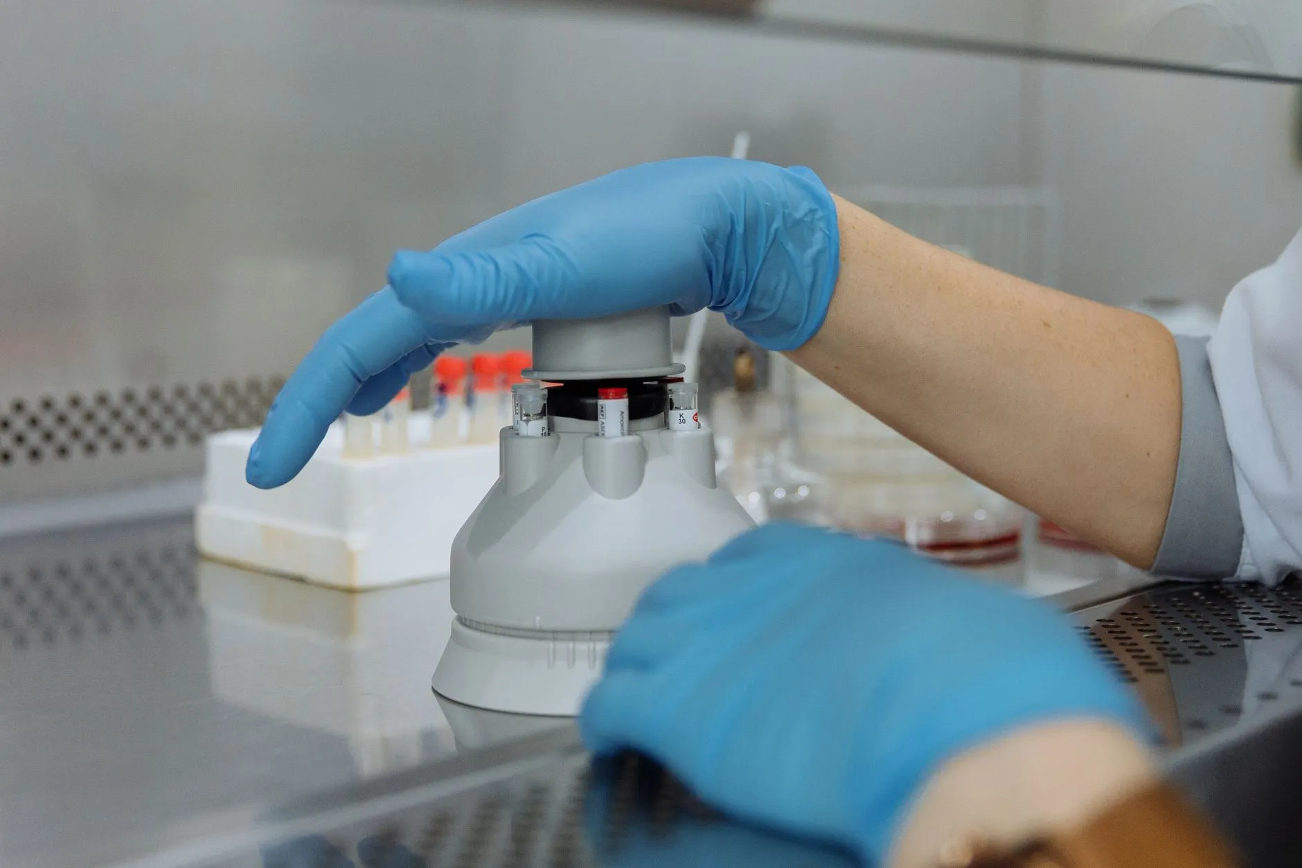 生物与化学实验室科研设备选型对比:从基础配置到高精密仪器正文配图 1